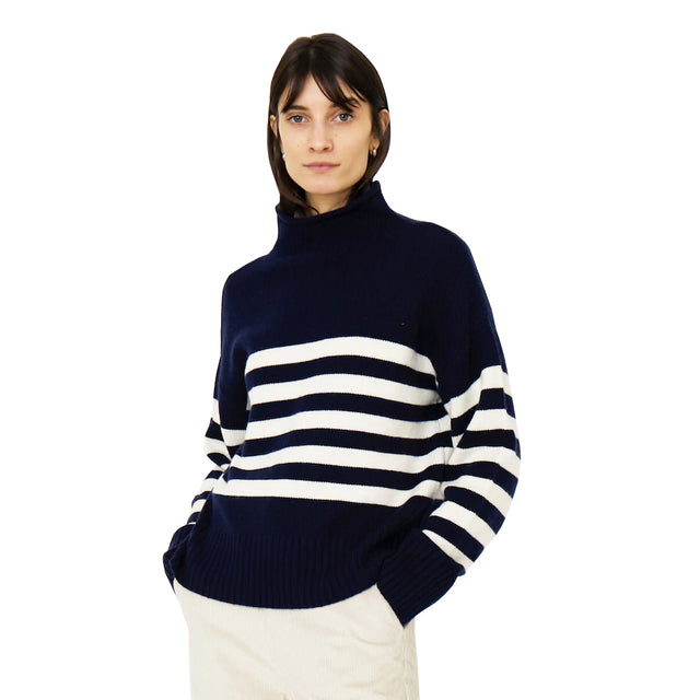 The Lucca in Navy/Cream